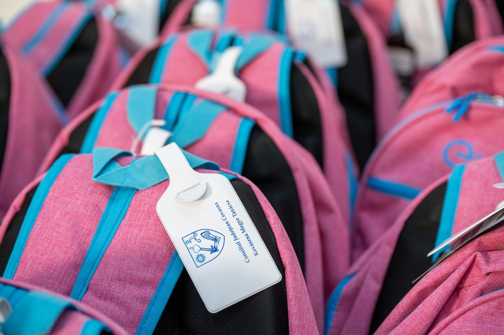 Tizenhárom éves az Iskolatáska Program. Tanfelszerelés és útmutató kisfüzet iskolakezdésre